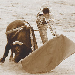 Photographie du torero El Cid à Nîmes le 19 septembre 2004 devant un toro de Victorino Martín.